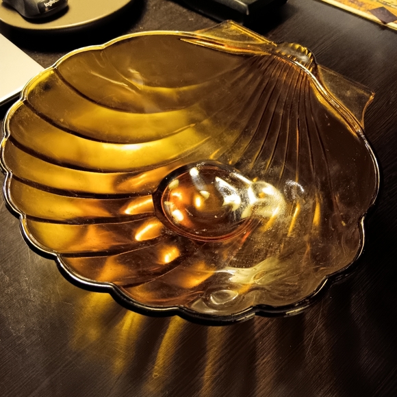 AMBER GLASS SHELL BOWL - Picture 1 of 1